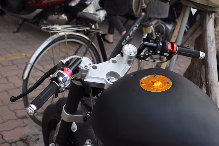 Tương tự như Hellcat X132 thật, chiếc Harley-Davidson 883 độ đã có tư thế ngồi thể thao nhờ cặp ghi-đông clip-on theo phong cách sportbike. Hiện vẫn còn trong giai đoạn hoàn thành nên khu vực tay lái của chiếc xe chưa có nhiều "đồ chơi" nổi bật..