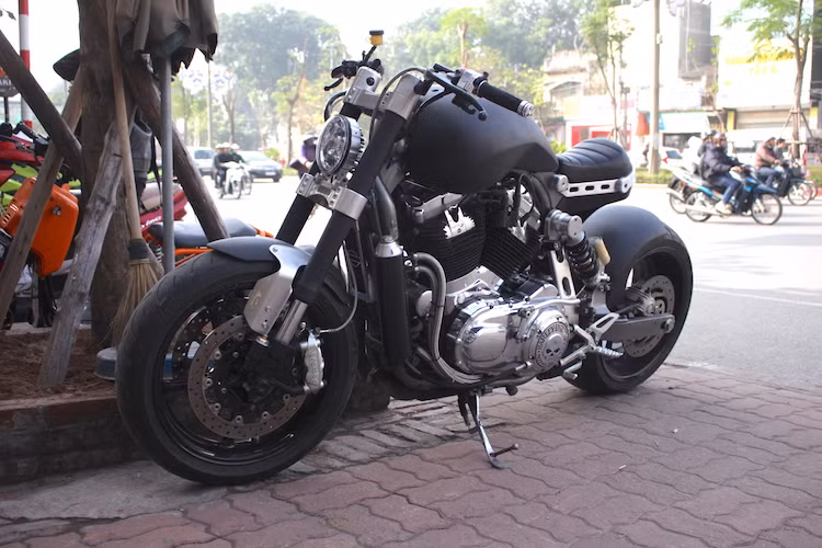 Tuy nhiên, do rất thích kiểu dáng của Confederate Hellcat X132, một người chơi xe tại Việt Nam đã độ lại hoàn toàn chiếc Harley-Davidson 883 để có ngoại hình tương tự "siêu phẩm" môtô tới từ Úc. Được biết để có thể độ chiếc xe này, chủ xe đã phải "gửi gắm" nó ở một xưởng độ tại Sài Gòn trong 1 năm.