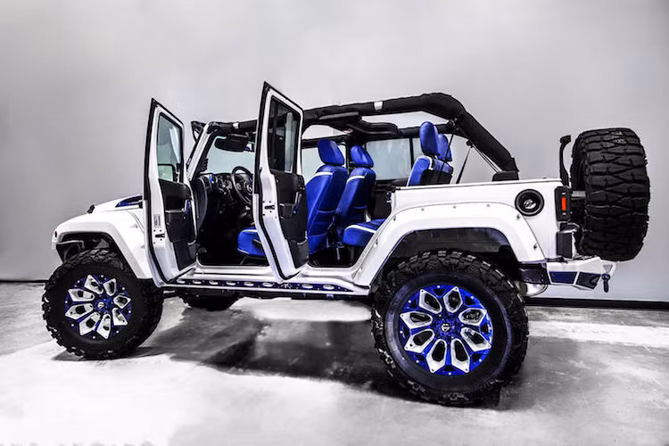 Ở phía sau, chiếc Jeep Wrangler cũng có cản sau độ lại với móc tời và đèn hậu LED. Thuộc phiên bản Wrangler Unlimited Sport, chiếc xe cũng có bộ mui cứng có thể tháo rời để trở thành một chiếc xe mui trần một cách dễ dàng.