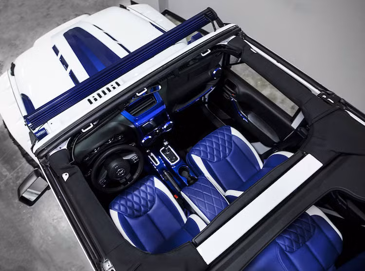 Vốn sở hữu nội thất tối giản để có thể dễ dàng dọn sạch sau khi offroad, chiếc Wrangler đã được Voltron Motors độ lại hoàn toàn bên trong. Gần như toàn bộ cabin của xe đã được bọc lại trong da cao cấp với tông màu xanh-trắng trùng màu ngoại thất, đồng thời được chần chỉ vân con thoi như những chiếc xe siêu sang.