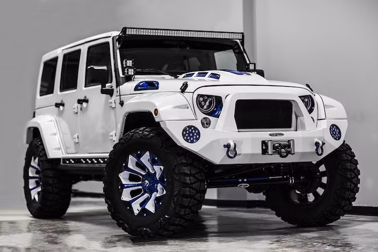 Là "hậu duệ" trực tiếp của dòng xe địa hình Jeep trong quá khứ, ở dạng nguyên bản mẫu xe Jeep Wrangler vốn là dòng xe có khả năng offroad "đỉnh" nhưng ít tiện nghi. Tuy nhiên nhiều dân chơi Mỹ lại thích một chiếc Wrangler "kiểng" với vẻ ngoài hào nhoáng, nội thất hạng sang và dàn âm thanh "khủng" để đi "giễu phố".