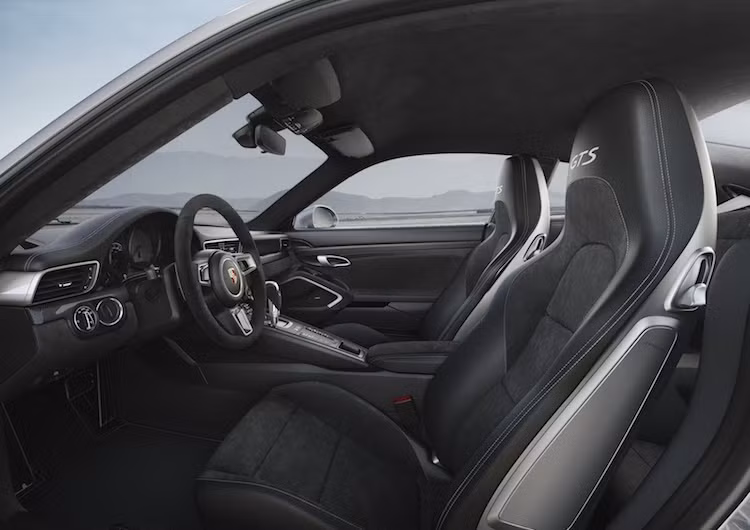 Ở bên trong cabin, những chiếc 911 GTS sẽ được trang bị sẵn gói trang bị thể thao Sport Chrono. Bên cạnh đó, chúng còn có những chiếc ghế phong cách xe đua điều chỉnh điện 4 hướng và cabin bọc kết hợp vải nhung Alcantara.