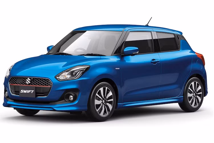 Như đã biết, Suzuki Swift mới sẽ có 2 loại động cơ là xăng 1.0l tăng áp 3 xi-lanh BoosterJet với công suất 102PS/ mô-men xoắn 150 nm cùng bản 4 xi-lanh nạp khí tự nhiên 1.2l DualJet 91PS/118 Nm. Bản với động cơ tăng áp sẽ chỉ có trên phiên bản thể thao RSt, đi kèm hộp số tự động 6 cấp và hệ dẫn động cầu trước.