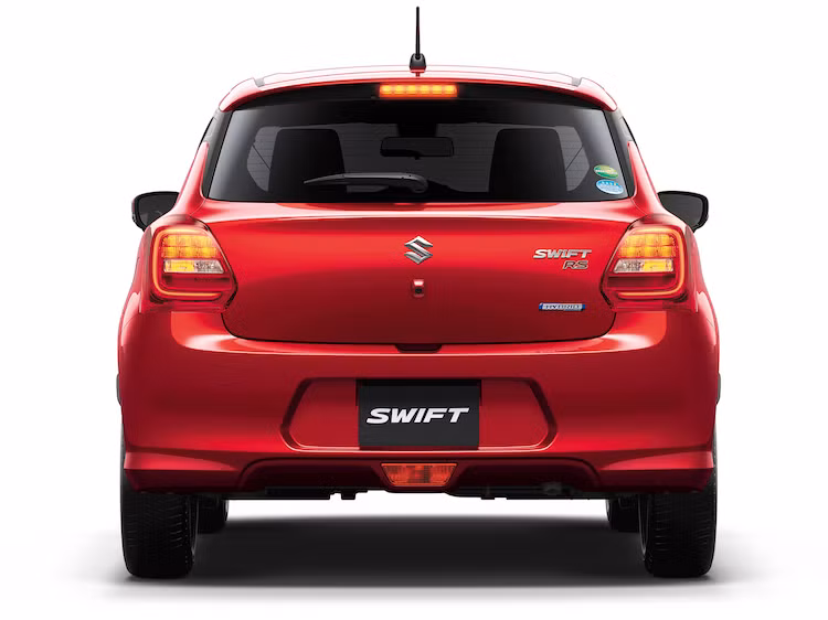 Theo hãng xe Suzuki, các phiên bản hybrid sẽ có mức tiêu thụ chỉ 27,4 km/l với hệ dẫn động cầu trước và 25,4 km/l với hệ dẫn động 4 bánh. Trong khi đó các bản không hybrid CVT cầu trước có mức tiêu thụ 24 km/l. Nhờ sử dụng khung sàn Heartect mới nên mỗi chiếc Swift đã giảm từ 30-160 kg so với thế hệ trước, đạt trọng lượng từ 840 tới 970 kg tùy từng phiên bản.