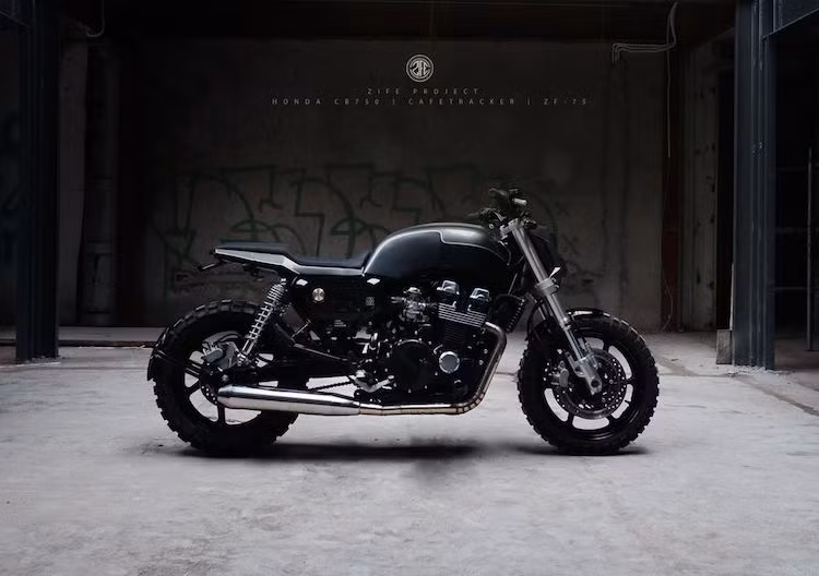 Ra đời từ năm 1969, mẫu môtô Honda CB750 là một trong những dòng naked-bike đặc trưng nhất của Honda. Tại Việt Nam, những chiếc CB750 thường thuộc thế hệ F7 với kiểu dáng naked bike thuần, hướng tới sự thoải mái khi lái và phần nào đó có thể coi là phiên bản lớn hơn của dòng CB400 Super Four nổi tiếng.