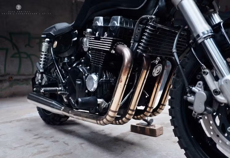 Khối động cơ 4 xi-lanh thẳng hàng DOHC làm mát bằng không khí của CB750 được xưởng độ giữ nguyên, bao gồm cả phần thân máy sơn đen với nắp quy-lát màu kim loại khá "ngầu". Có công suất 73 mã lực và mô-men xoắn 61,8 Nm, động cơ này chỉ được thay thế hệ thống xả chế tạo thủ công với cổ pô 4-to-2 "thẳng tắp".