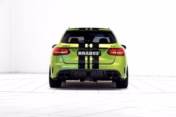 Tuy nhiên, chiếc C63 S độ lên Brabus 650 này còn có 2 điểm khác biệt cực "độc" khác. Thứ nhất, chiếc xe được sơn màu xanh chanh ánh kim cực bắt mắt với những đường kẻ sọc dọc thân xe. Thứ hai, nó thuộc phiên bản Estate với kiểu thân xe wagon 5 cửa ít xuất hiện, có không gian khoang hành lý cực rộng, dễ dàng đáp ứng nhu cầu của một gia đình.