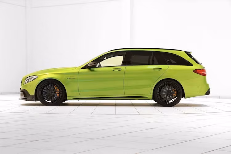 Ở hai bên thân xe của C63 S, Brabus cũng ốp trang trí dọc thân xe với nẹp bằng sợi carbon. Ngoài ra, khách hàng cũng có thể lựa chọn 2 thiết kế mâm với đường kính 20 inch cho xe, kèm theo cặp lốp trước 255/30 ZR20 và sau 275/30 ZR20, với lựa chọn lốp Continental, Pirelli hoặc Yokohama.