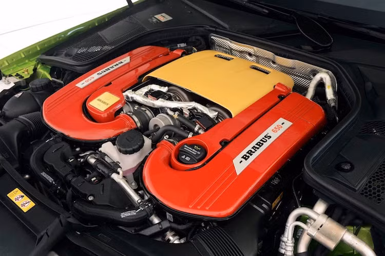Ở bên dưới nắp ca-pô, khối động cơ 4.0l V8 tăng áp kép của C63 S đã được Brabus độ lại bằng cách thay cặp turbo lớn hơn kèm vòng bi đặc biệt, đồng thời chạy lại ECU và trang bị cho xe hệ thống xả bằng thép không rỉ với van bướm đóng mở để điều chỉnh âm thanh.