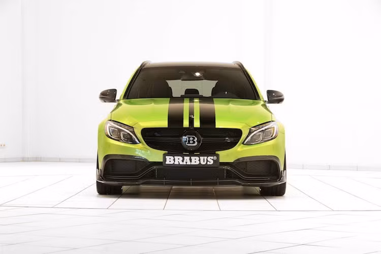 Giống như nhiều gói độ dành cho xe Mercedes khác, Brabus đã bắt đầu việc nâng cấp C63 S bằng cách "trang điểm" lại ngoại hình cho xe. Bộ bodykit thể thao nguyên bản của xe đã được giữ lại, chỉ bổ sung thêm những thanh nẹp khí động học bằng sợi carbon trên cản trước và sau xe.