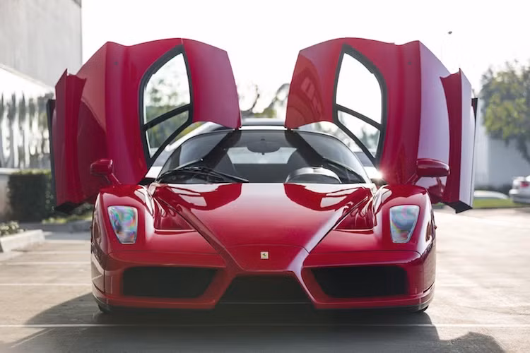 Nếu có một cuộc bình chọn mẫu xe có tầm ảnh hưởng mạnh mẽ nhất được Ferrari tạo ra từ đầu Thế kỷ 21 tới nay, chắc chắn siêu xe Ferrari Enzo sẽ chiếm một vị trí rất cao. Enzo được coi là một trong những siêu xe Ferrari "thuần chất" cuối cùng, trước khi sự ảnh hưởng của kỷ nguyên công nghệ đã khiến những chiếc xe được trang bị "hằng hà sa số" các hệ thống khác nhau, "lấn át" cảm giác lái thực sự.