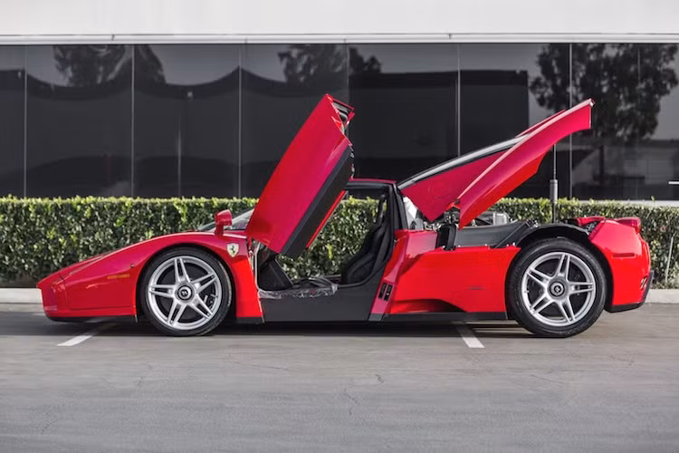 Khi mới ra mắt, siêu xe Enzo Ferrari được bán với giá niêm yết 660.000 USD nhưng hiện nay, mẫu siêu xe này luôn có giá bán trao tay lên tới con số ít nhất phải ở mức 2 triệu USD do có số lượng sản xuất chỉ 400 chiếc. Trước đây, tay boxer nổi tiếng Floyd Mayweather cũng đã bán chiếc Enzo của anh với giá lên tới 3,3 triệu USD.