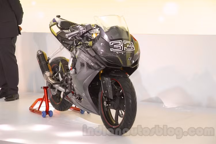 Sử dụng khung xe của BMW G310R, nhưng TVS Akula sở hữu thiết kế thể thao đầy kích thích, chịu ảnh hưởng của những chiếc superbike hàng đầu Thế giới hiện nay.