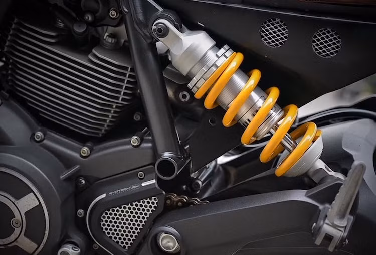 Nằm ở phía bên trái thân xe, cây phuộc nguyên bản đã được nâng cấp lên phuộc Ohlins "hàng hiệu". Trong khi đó, ốp nhông của xe có dạng đục lỗ độc đáo của hãng Evotech.