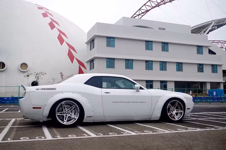 Vốn đã là một trong những mẫu xe "cơ bắp" Mỹ nổi tiếng nhất Thế giới, chiếc Dodge Challenger càng trở nên "đô con" hơn khi được lắp gói widebody của hãng độ Liberty Walk.