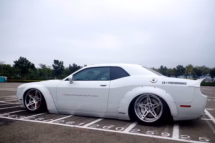 Gói widebody của Liberty Walk này có thể trang bị cho mọi phiên bản của Challenger, từ bản rẻ nhất với động cơ 3.5l V6 tới phiên bản Hellcat siêu mạnh 707 mã lực. Tuy nhiên với phiên bản Hellcat, nẹp cản trước của xe sẽ có thiết kế khác do Hellcat sử dụng cản với thiết kế khác các phiên bản còn lại.