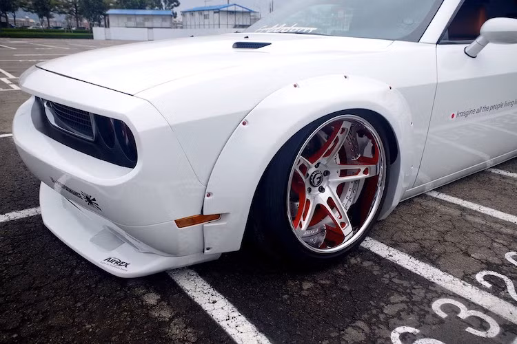Cũng giống như những gói độ cho các dòng siêu xe khác, gói wdiebody của Liberty Walk dành cho Dodge Challenger cũng có điểm nổi bật nhất là các vòm bánh được nới rộng bởi các nẹp bắt vít theo phong cách xe đua, Cản trước nguyên bản của xe được giữ nguyên, chỉ có thêm cánh khuếch tán gió lắp bên dưới.