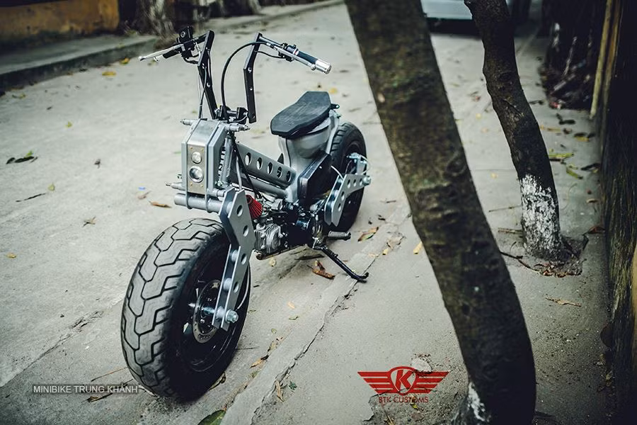 Sau khi được độ lại, chiếc Super Cub huyền thoại đã hoàn toàn "thoát xác" và mang kiểu dáng đầy góc cạnh và mạnh mẽ.