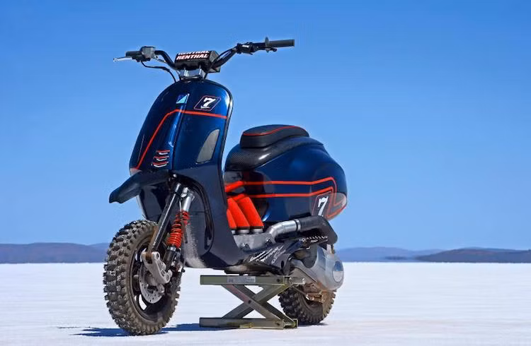 Bắt đầu từ bộ khung của Vespa Sprint độ, Supacustom đã thay đổi hoàn toàn kết cấu của xe. Trong đó, phần đầu xe nguyên bản với bảng đồng hồ và đèn pha đã bị loại bỏ hoàn toàn, thay bằng ghi-đông "cào cào" Renthal. Ngoài ra, tất cả các đèn tín hiệu khác của chiếc xe cũng đã bị lược bỏ.