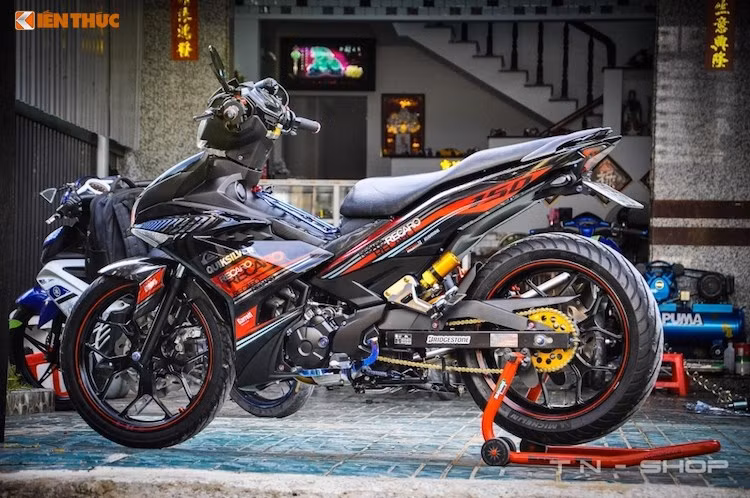 Kể từ khi thay thế cho "đàn anh" Exciter 135, Yamaha Exciter 150 đã được hàng ngàn biker tại Việt Nam độ lại theo nhiều phong cách khác nhau. Chiếc Exciter này đã được một người chơi xe tại miền Tây độ lại theo phong cách kiểng với hàng loạt đồ chơi "khủng" được phối ghép thông minh.