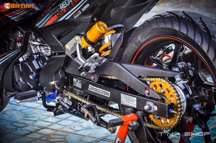 "Dàn chân" phía sau Exciter 150 độ cũng được nâng cấp với mâm R3 kèm lốp Michelin Pilot Street, phuộc Ohlins, dàn để chân cho người ngồi sau bằng nhôm CNC và bộ nhông sên đĩa SSS màu vàng nổi bật.