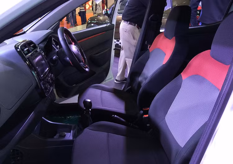 Bên trong nội thất, Kwid Live For More vẫn chỉ có các ghế nỉ. Tuy nhiên cũng giống như ngoại thất, nội thất của xe đã được bọc trong tông màu đỏ-xám thể thao hơn, trùng màu với các decal sọc trang trí ngoài thân xe.