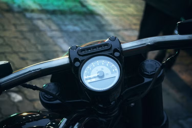 Trên Pro Street Breakout CVO, Harley-Davidson đã thay tay lái bằng dạng tay theo phong cách xe đua drag với chiều dài lớn. Bảng đồng hồ tối giản của chiếc xe cũng hướng tới sự thể thao với một đồng hồ báo tua cơ với kích thước lớn, kèm theo màn hình LCD hiển thị các thông tin quan trọng khác của chiếc xe ở bên dưới.