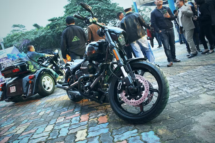 Thuộc dòng sản phẩm Softail, chiếc Harley-Davidson Breakout là một mẫu xe mang thiết kế đường trường nhưng thiên về phong cách thể thao và tạo nên một tư thế ngồi đầy thích thú cho người điều khiển. Có tên mã FXSE, chữ "Pro Street" trong tên gọi của CVO Pro Street Breakout đã chỉ ra rằng chiếc xe có cảm giác điều khiển thể thao hơn các phiên bản Breakout thường.