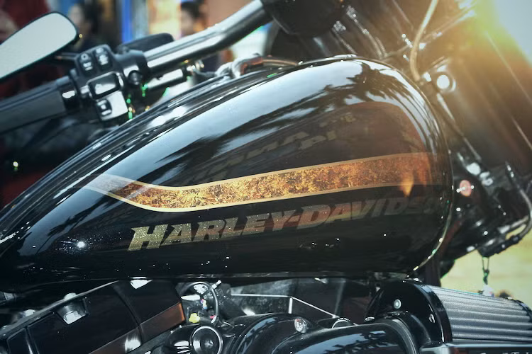 Trên CVO Pro Street Breakout, Harley-Davidson đã khiến cho chiếc xe "ngầu" hơn bằng cách sơn gần như toàn bộ các chi tiết trong màu đen ánh kim. Nổi bật trên nền sơn đen là những họa tiết sơn màu đồng ánh kim "giả" vân gỗ, cùng với các chi tiết mạ cũng có màu đồng.