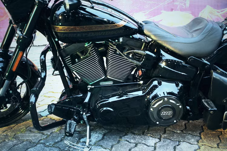 Giống như nhiều dòng CVO khác, CVO Pro Street Breakout được trang bị khối động cơ V-Twin làm mát bằng gió với dung tích cực "khủng" 110, tương đương với 1801 cc, kết hợp cùng hộp số 6 cấp. Động cơ này có mô-men xoắn lên tới 165 Nm, tuy nhiên Harley-Davidson không công bố công suất tối đa của xe.