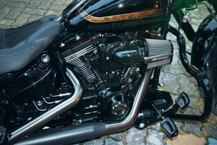Những nâng cấp khác của CVO Pro Street Breakout bao gồm lọc gió độ Screaming Eagle, đèn pha cùng đèn hậu LED, yên thoải mái hơn cho cả người lái và hành khách ngồi sau cùng ly hợp chống khóa bánh sau khi về số gấp slipper clutch.
