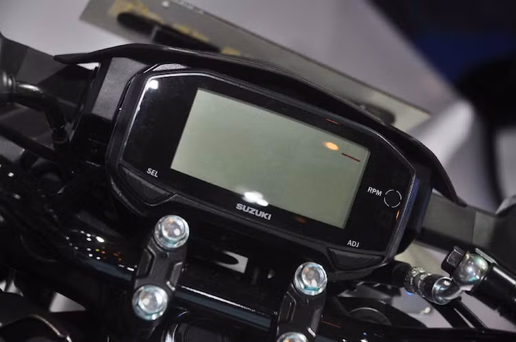 Cũng giống như Raider 150 và GSX-R150, GSX-S150 có bảng đồng hồ điện tử hoàn toàn với đầy đủ các chức năng. Thay vì tay lái clip-on, chiếc xe đã được thay ghi-đông truyền thống để đem tới tư thế ngồi thoải mái hơn.