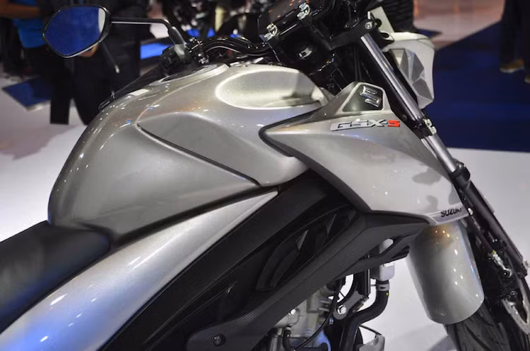 Là một mẫu naked bike, GSX-S150 đã không còn bộ quây gió ở hai bên thân nữa. Thay vào đó, chiếc xe có các tấm ốp góc cạnh chạy từ phần đầu và nối liền với bình xăng. Bên cạnh đó, bộ khung xe cũng đã được ốp kín bởi một tấm ốp với những đường nét dập nổi sắc cạnh,