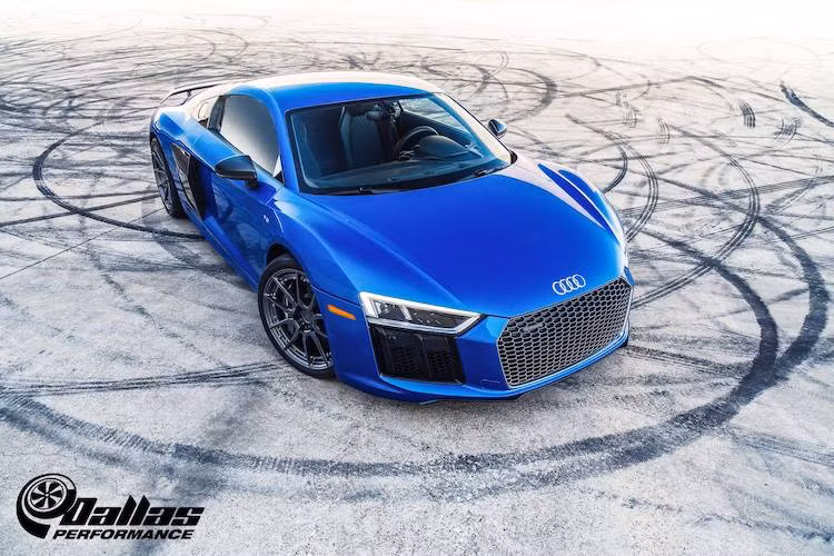 Sau khoảng 8 năm tồn tại, Audi đã chính thức công bố thế hệ siêu xe R8 mới nhất tại triển lãm Geneva 2015, thay cho thế hệ đầu tiên đã có từ 2007. Trong số các phiên bản của R8 hiện tại, Audi R8 V10 Plus là bản cao cấp nhất, với hiệu năng vượt trội hơn so với bản thường dù vẫn sử dụng chung hệ động lực.