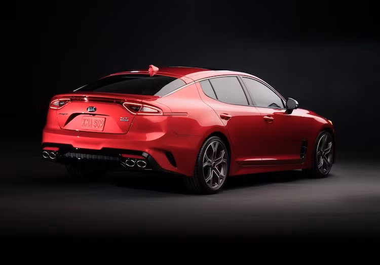 Khi so sánh trực tiếp với đối thủ BMW 4 Series Coupe cùng mọi mẫu xe cùng phân khúc như Audi A5 Sportback, Infiniti Q50... trục cơ sở của xe lớn hơn hẳn với chiều dài lên tới 2,9 m, đem tới cho Stinger GT vẻ ngoài năng động. Thậm chí trục cơ sở của xe còn dài hơn cả Lexus GS lẫn Mercedes CLS - những mẫu sedan/coupe 4 cửa ở phân khúc trên.