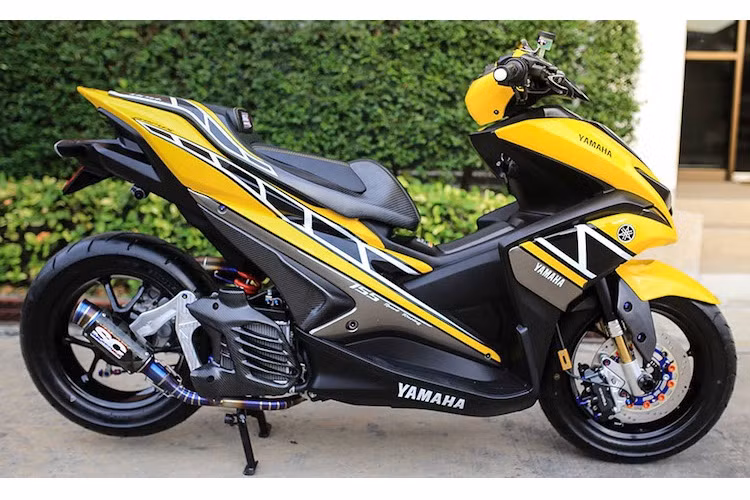"Chất" xe đua của NVX 155 đã được thể hiện qua "dàn áo" màu vàng - đen với các họa tiết sọc được Yamaha gọi là "Speed block". Bắt nguồn từ thập niên 70 và lấy cảm hứng từ cờ xuất phát tại các cuộc đua, "màu áo" Speed Block đã trở nên nổi tiếng khi xuất hiện trên những chiếc xe đua Yamaha của tay đua huyền thoại Kenny Roberts.