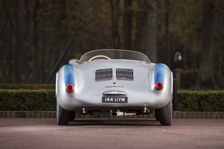 Với số lượng sản xuất ít ỏi và mang giá trị tinh thần cao, những chiếc 550 Spyder nguyên bản hiện tại thường xuất hiện tại các cuộc đấu giá với mức giá có thể lên tới 2 - 3 triệu USD. Hoàn toàn nguyên bản và chưa từng qua phục chế, chiếc 550 RS Spyder xuất hiện trong bài viết này đã được nhà đấu giá RM Sotheby's bán với giá kỷ lục là 6 triệu USD (tương đương 135,135 tỷ đồng).