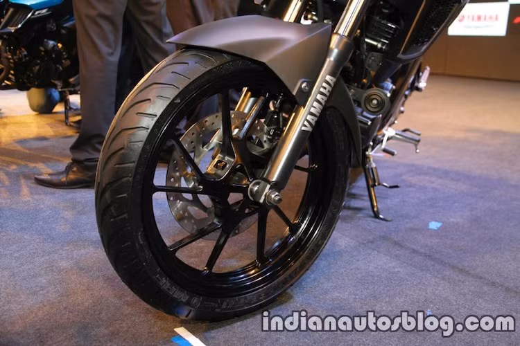Tuy nhiên, Yamaha đã sử dụng phuộc ống lồng cho FZ 25 để cắt giảm chi phí sản xuất xe. Giống chiếc R15 thế hệ mới vừa ra mắt tại Indonesia, FZ 25 sở hữu cặp mâm 5 chấu "xương cá" thiết kế mới. Phanh trước của xe dù không có ABS nhưng sử dụng đĩa đường kính 282 mm và heo Bybre 2 piston - thương hiệu con của Brembo.