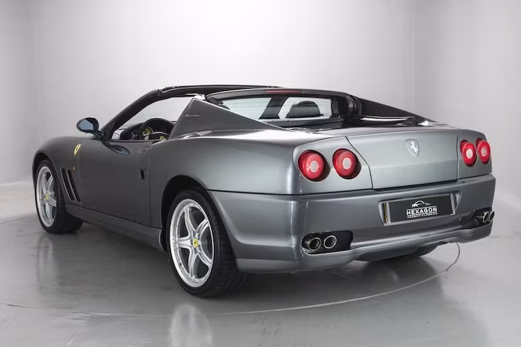 Không giống như chiếc 550 Barchetta với mui bạt mỏng manh và không thể đi nhanh hơn 110 km/h, chiếc siêu xe 575M Superamerica sử dụng kết cấu mui targa với chỉ có phần nóc không mui, trong khi nửa sau của xe được thiết kế mới.
