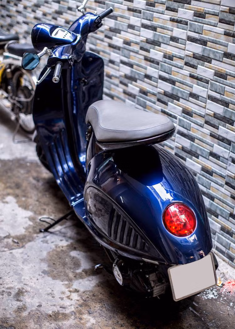 Do các dòng xe Vespa đều có thiết kế khung dạng nôi thép nên việc "biến hình" độ LX thành 946 được thực hiện chủ yếu với các công đoạn làm đồng thân xe. Trong khi đó, một số chi tiết điện như đèn, bảng đồng hồ... đã được chủ nhân tìm cách "chế cháo" lại hoặc sử dụng phụ tùng từ các dòng Piaggio khác.