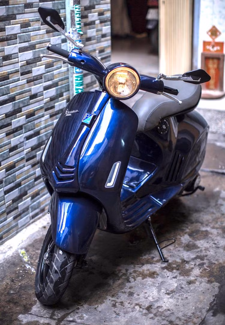Từ chiếc Piaggio Vespa LX đời 2009 cũ, một người chơi xe tại Việt Nam đã "nâng đời" bề ngoài của chiếc xe trở nên gần như y hệt so với mẫu xe tay ga trăm triệu Vespa 946 Emporio Armani.
