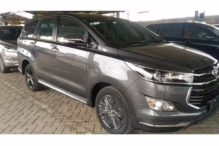 Tại thị trường Indonesia, Toyota Innova Venturer sẽ có 2 phiên bản động cơ xăng và diesel khác nhua. Trong đó, phiên bản chạy xăng vẫn được trang bị động cơ 2.0l 4 xi-lanh Dual VVT-i nạp khí tự nhiên với công suất 139 PS và mô-men xoắn cực đại 183,38 Nm.