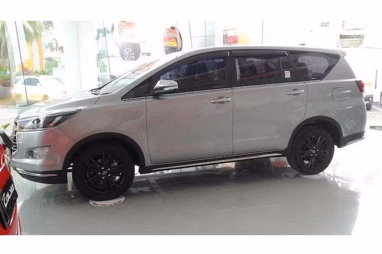 Trong khi đó, phiên bản diesel của Innova Venturer được trang bị động cơ diesel 4 xi-lanh với công suất 149 PS và mô-men xoắn cực đại 359,90 Nm. Khách hàng có thể lựa chọn hộp số sàn 6 cấp hoặc hộp số tự động 6 cấp.