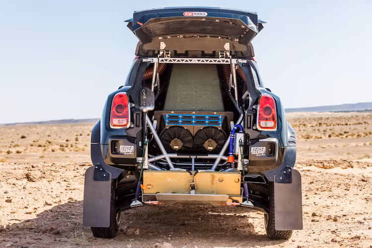 Cung cấp sức mạnh cho MINI Countryman John Cooper Works Rally không còn là những động cơ dung tích nhỏ như phiên bản dân dụng. Thay vào đó, chiếc xe có động cơ 3.0l 6 xi-lanh tăng áp diesel được bôi trơn khô từ bMW, với công suất 340 mã lực/800 Nm. Theo quy định của giải Dakar, do có tăng áp kép nên cỗ máy này phải được trang bị họng hút giới hạn đường kinh 38 mm.