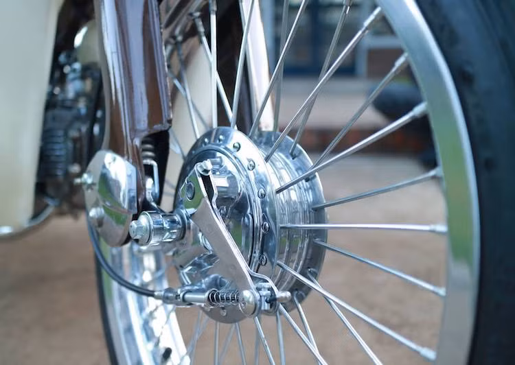 Trên bản độ này, dù sử dụng lốp lớn hơn chiếc Super Cub nguyên bản nhưng không như những bản độ Street Cub khác, Jezel vẫn chỉ giữ cỡ vành "zin" của xe thay vì độ mâm "khủng". Tuy nhiên Infinite Dreams đã được thay cặp vành nhôm kết hợp với moay-ơ mạ chrome bóng lộn, kèm theo các nan hoa đan song song thay vì đan xéo như thường thấy.