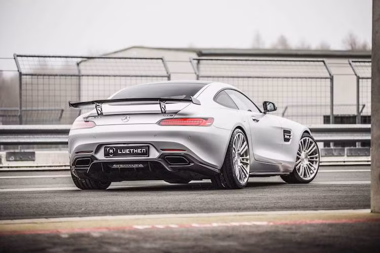Nhờ có gói độ của hãng Luethen từ Đức, siêu xe Mercedes-AMG GT đã tới gần hơn với xe đua thực thụ do có gói bodykit và động cơ mạnh mẽ hơn.