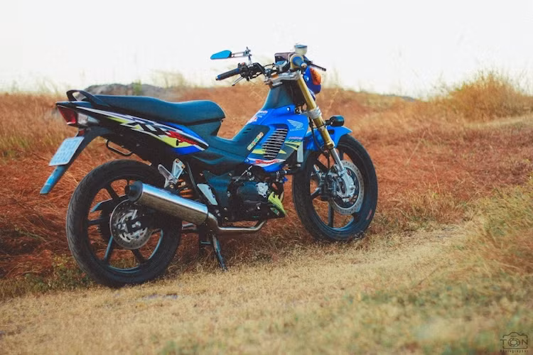 Với một số món đồ chơi "hàng hiệu", chiếc xe côn tay hyper underbone Honda Sonic 125 của một biker Việt đã càng trở nên hấp dẫn và có cảm giác lái được cải thiện.