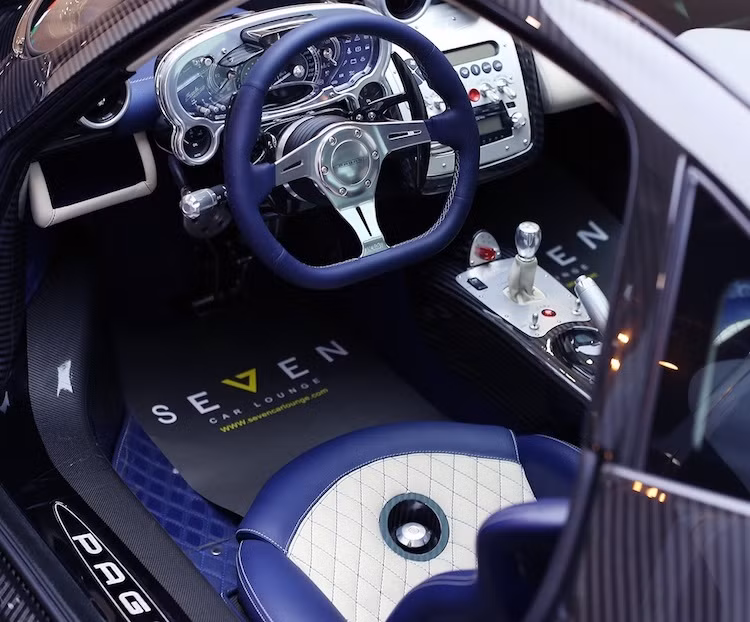 Ở bên trong, Zonda Tricolore sở hữu một trong những nội thất xe hơi đẹp nhất khi được hoàn thiện chỉ bằng các vật liệu cao cấp như sợi carbon, nhôm và da cao cấp. Mỗi chiếc xe đều có cabin bọc trong da kết hợp giữa 2 màu trắng-xanh, với các chi tiết bằng nhôm CNC như tay lái, cần số, phanh tay, bảng đồng hồ...