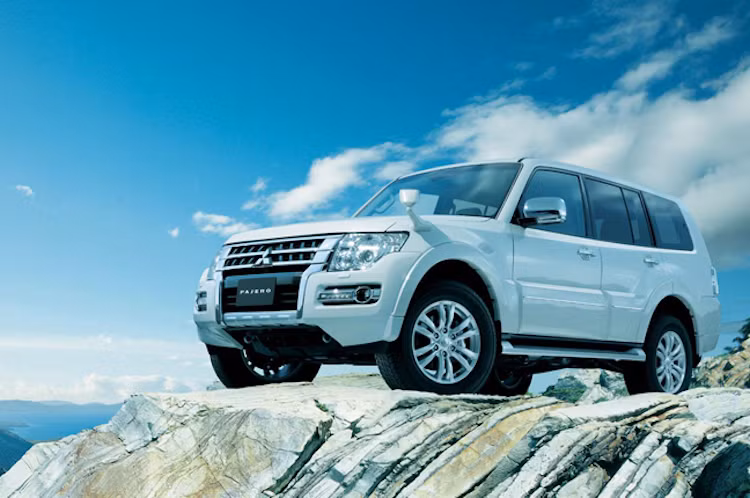 Một mẫu xe có "tuổi đời" tương đối lâu trong bảng xếp hạng là mẫu SUV Mitsubishi Pajero thế hệ thứ 4, đã được ra mắt lần đầu 10 năm trước. Tổng doanh số chỉ 21 chiếc khiến mẫu SUV này đứng thứ 3 trong top 10 mẫu xe ế nhất Việt Nam 2016.
