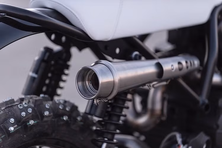 Khối động cơ L-Twin 400 cc nguyên bản của Scrambler Sixty2 không có sự thay đổi gì lớn, ngoại trừ hệ thống xả "uốn lượn" quanh động cơ và cây pô thẳng, không giảm thanh, đem tới âm thanh "chát chúa" cho chiếc xe.